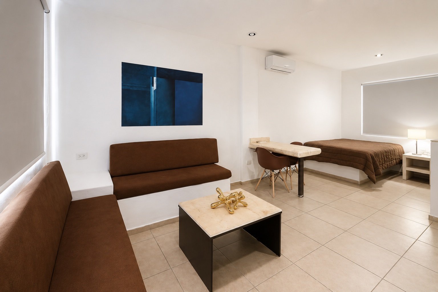 Sala, comedor y cama dentro de la suite.